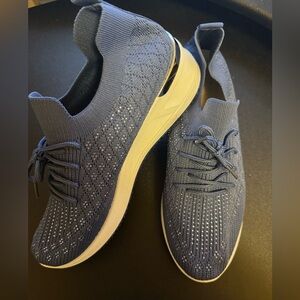 Women’s rhinestone decorated solid color knitted sports shoes